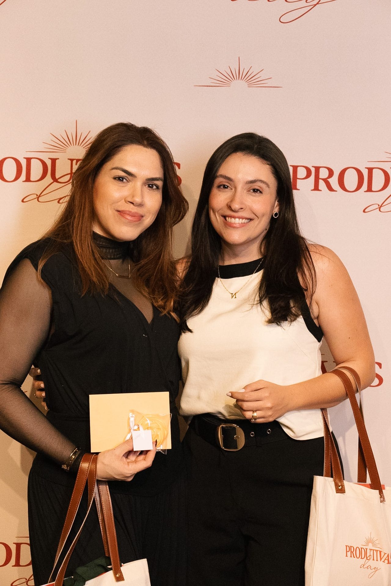 Participantes no fundo do evento