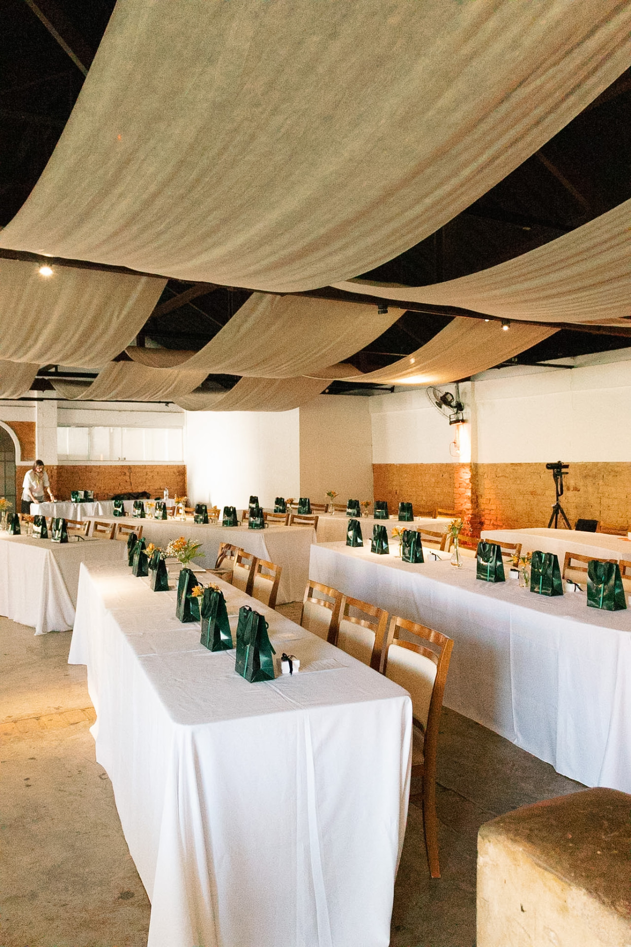 Sala preparada com kits de boas-vindas