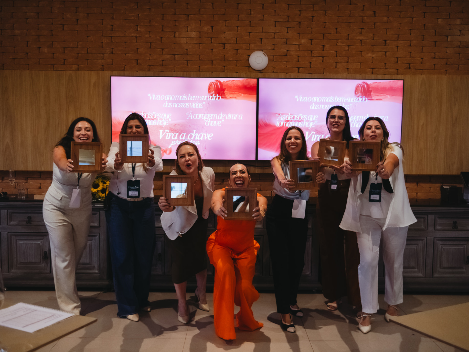 Turma com os espelhos do encerramento